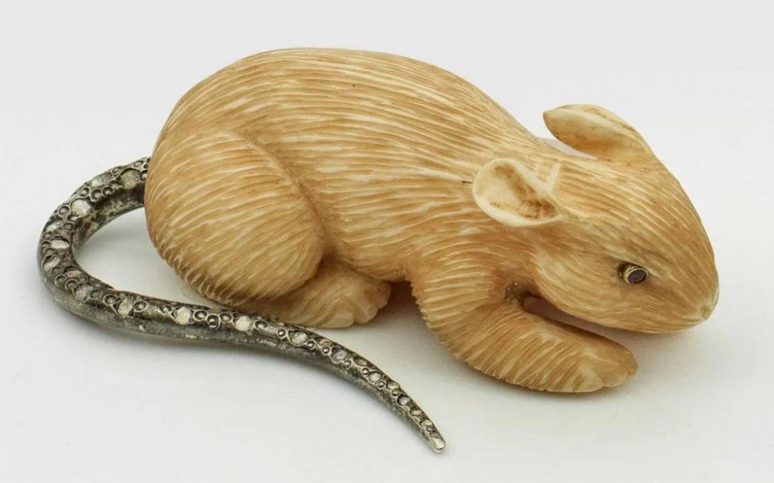 Miniature mouse in the style of Carl Faberge. 