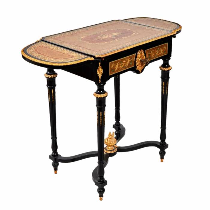 Lielisks dāmu galds Luija XVI stilā. 