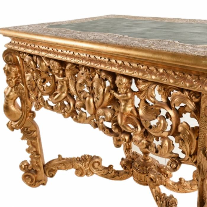 Bureau de style baroque ancien. 