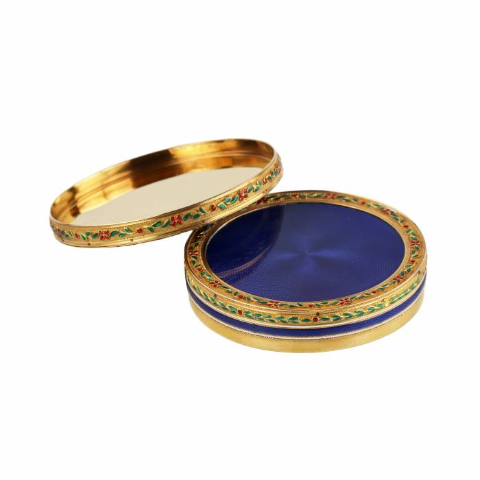 French gilded snuffbox of the late 18th century, with enamel decoration and painting. 