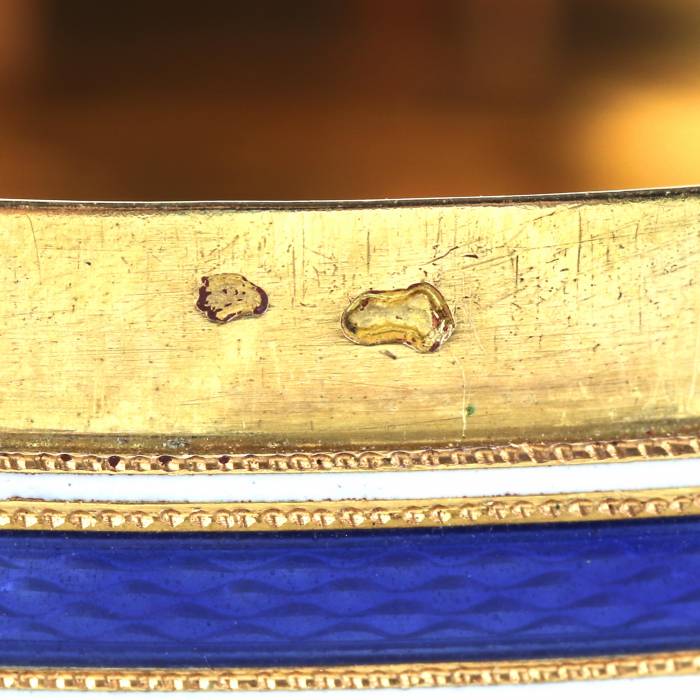 French gilded snuffbox of the late 18th century, with enamel decoration and painting. 