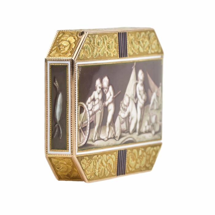 Golden, French snuffbox with enamel grisaille, Empire period. 