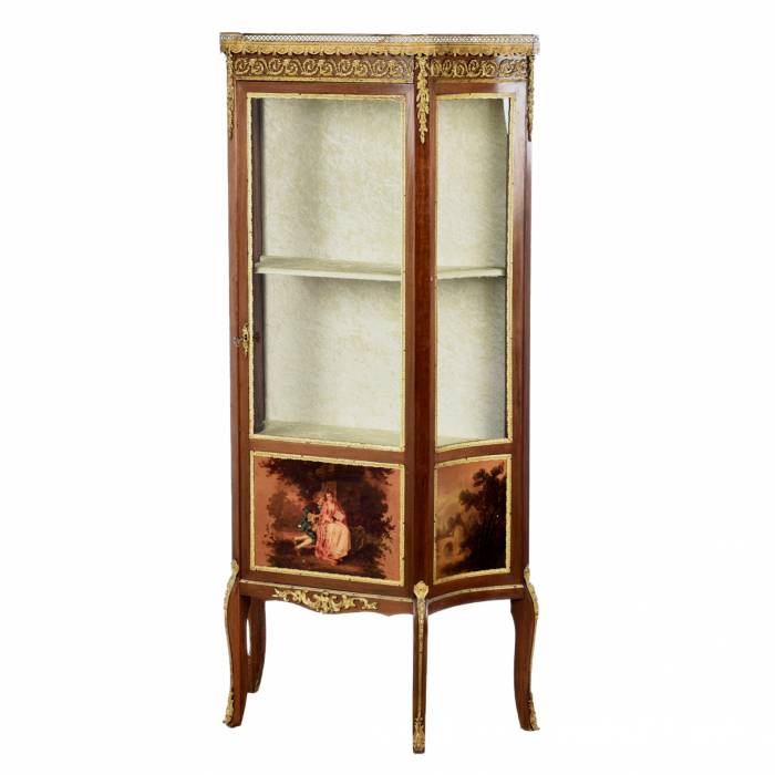 Vitrine de style Louis XVI. 