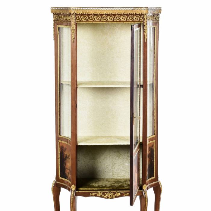 Vitrine de style Louis XVI. 