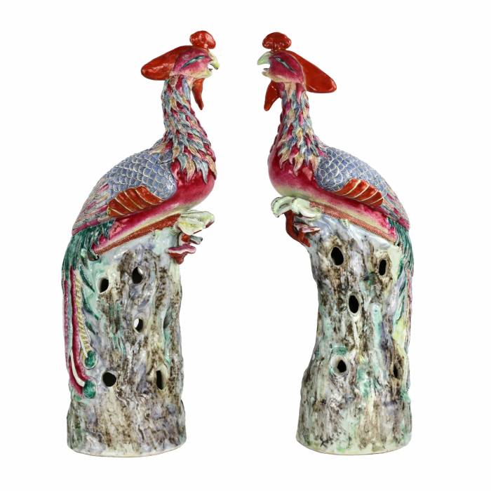 Large pair of Chinese porcelain phoenix birds from the late Qing period (1644-1912). 
