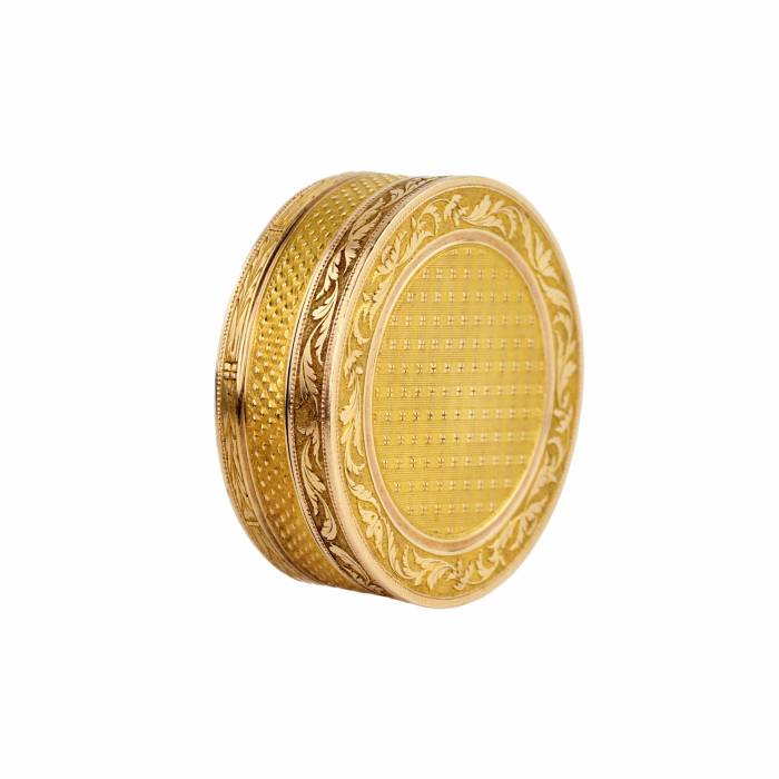 French, round, gold snuffbox from the turn of the 18th-19th centuries. 