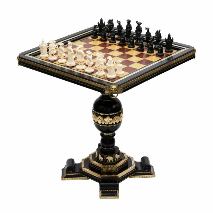 Table d`echecs avec des figures dans le style de l`historicisme. Fin du 19ème siècle. 