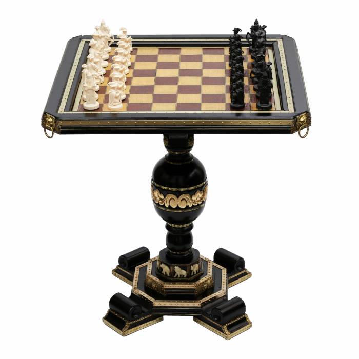 Table d`echecs avec des figures dans le style de l`historicisme. Fin du 19ème siècle. 