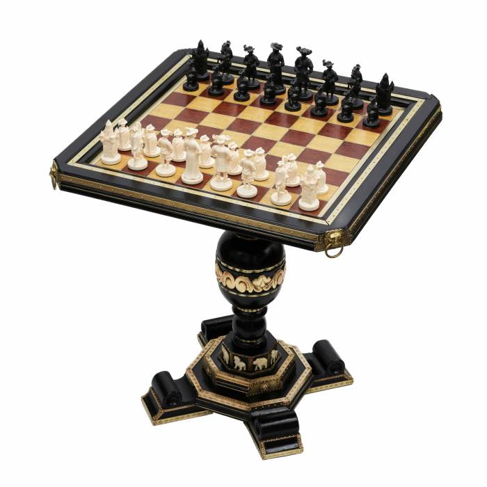 Table d`échecs avec des figures dans le style de l`historicisme. Fin du 19ème siècle. 