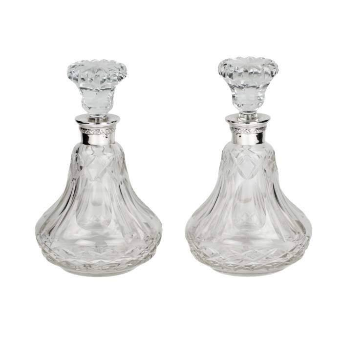 Paire de carafes piriformes en cristal à cols argentes. 20ième siècle. 