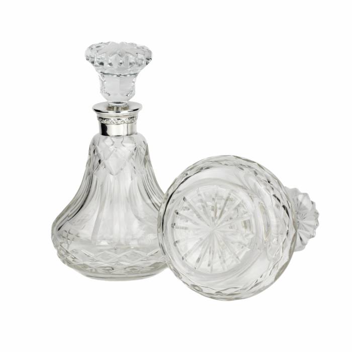 Paire de carafes piriformes en cristal à cols argentes. 20ième siècle. 