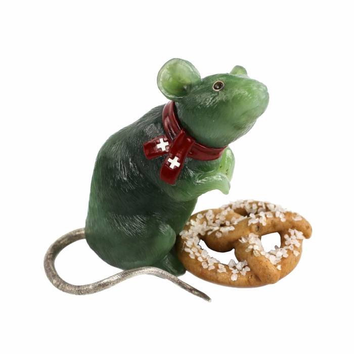 Jade figurine. Mouse with a pretzel.