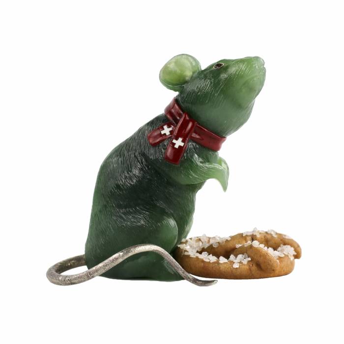 Jade figurine. Mouse with a pretzel.
