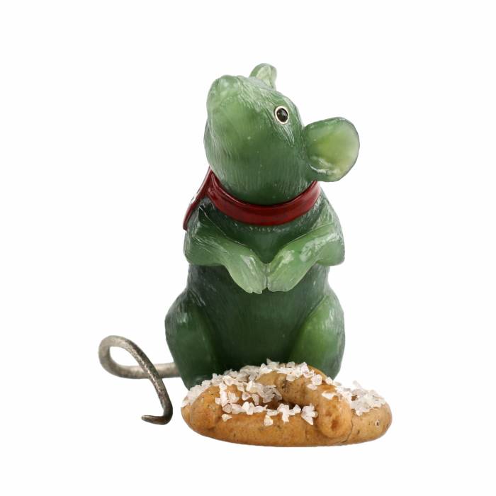 Jade figurine. Mouse with a pretzel.