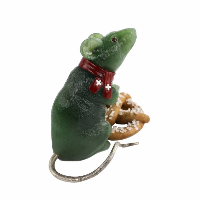Jade figurine. Mouse with a pretzel.