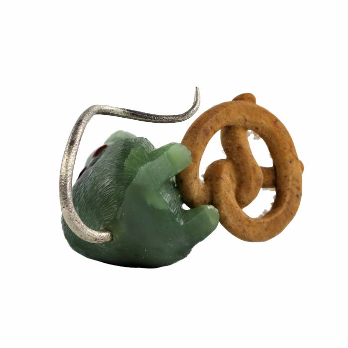 Jade figurine. Mouse with a pretzel.
