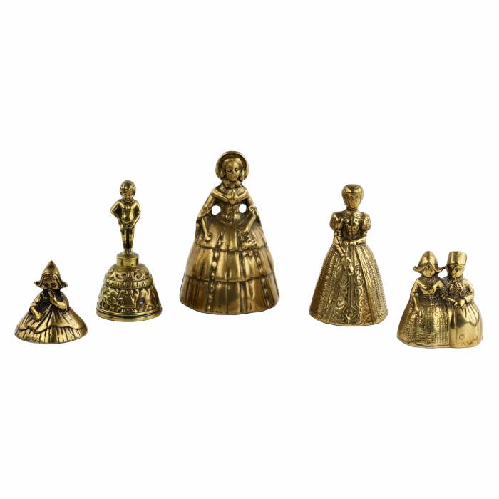 Cinq cloches originales en laiton et en bronze sous la forme d`enfants, de dames et d`un garçon qui pisse. 