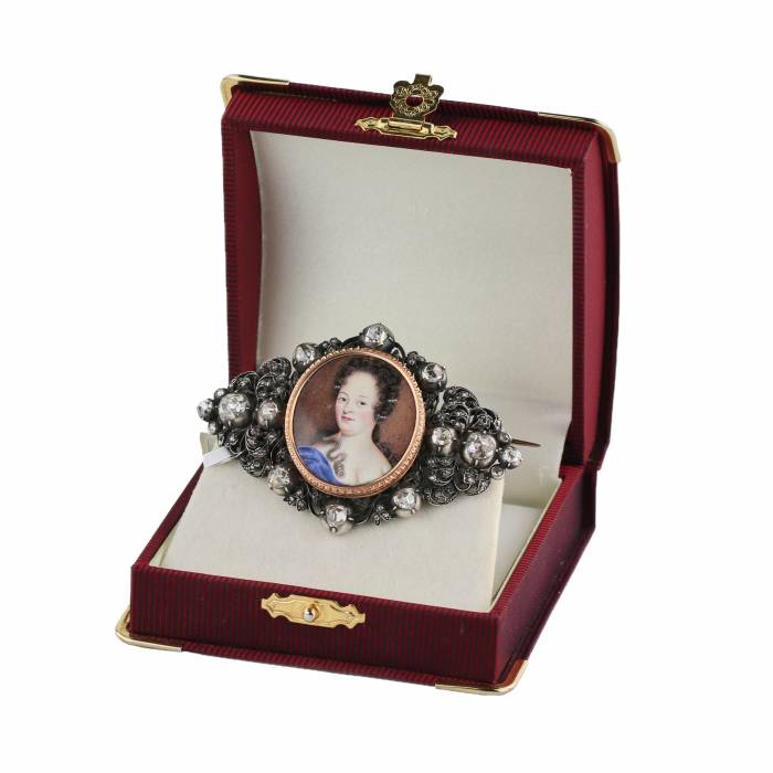 Бриллиантовая брошь 19 века с портретной миниатюрой на серебре и золоте.