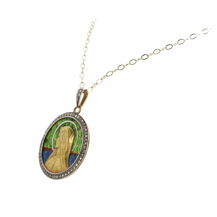 Un élégant pendentif en or sur chaîne avec la Vierge Marie sur vitrail émaillé, dans un coffret ancien. 