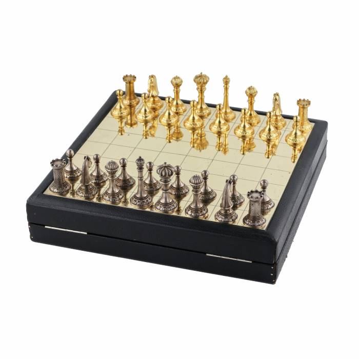 Échecs antiques faits à la main en argent 800 allemand, dore. Vers les annees 1900. 