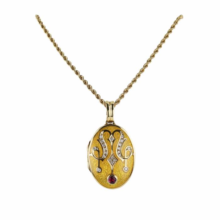Pendentif en or sur chaîne avec un rubis, dans son écrin d`origine. Fabergé, France. 