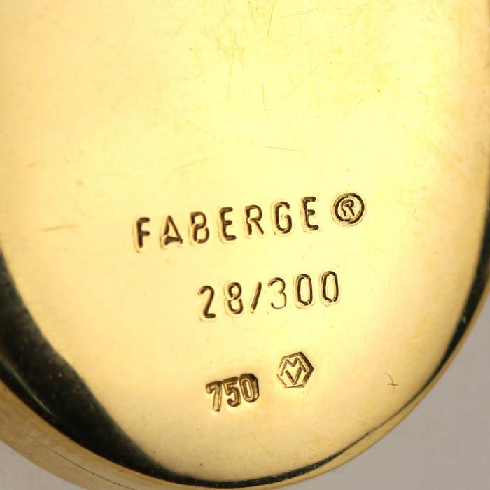 Pendentif en or sur chaîne avec un rubis, dans son ecrin d`origine. Faberge, France. 
