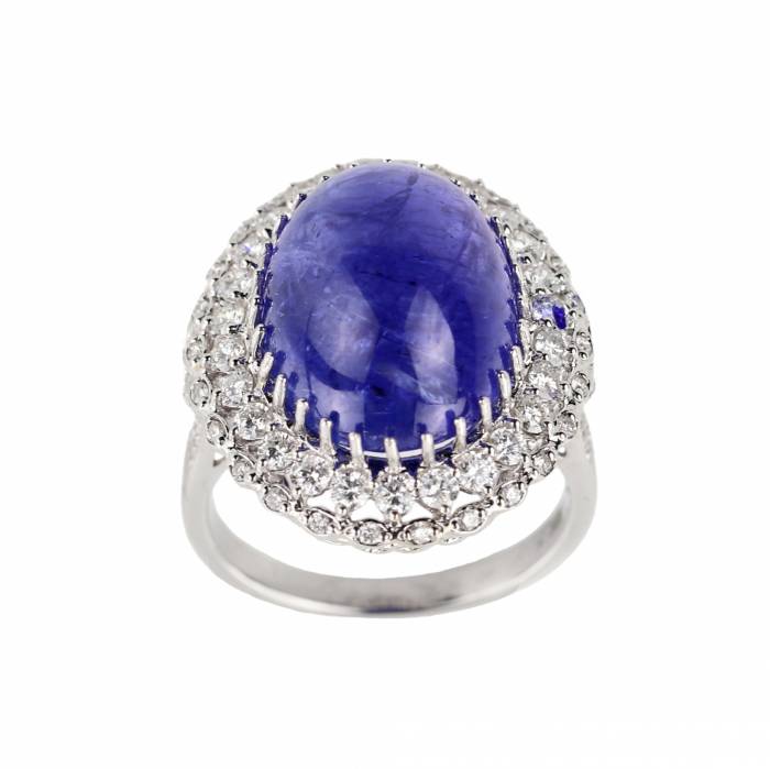 Ring in 18K white gold with tanzanite, cabochon cut, and loose diamonds. 