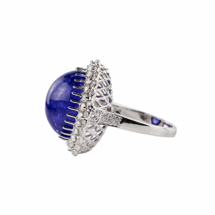 Ring in 18K white gold with tanzanite, cabochon cut, and loose diamonds. 