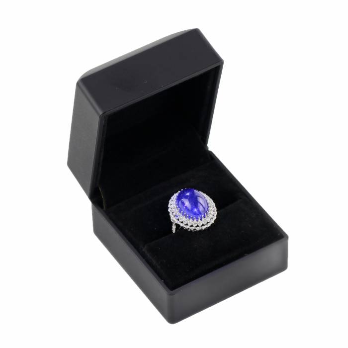 Ring in 18K white gold with tanzanite, cabochon cut, and loose diamonds. 