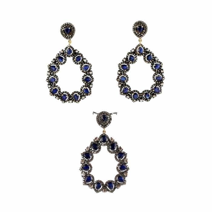 Ensemble de boucles d`oreilles, pendentif avec saphirs et diamants sur argent et or. 