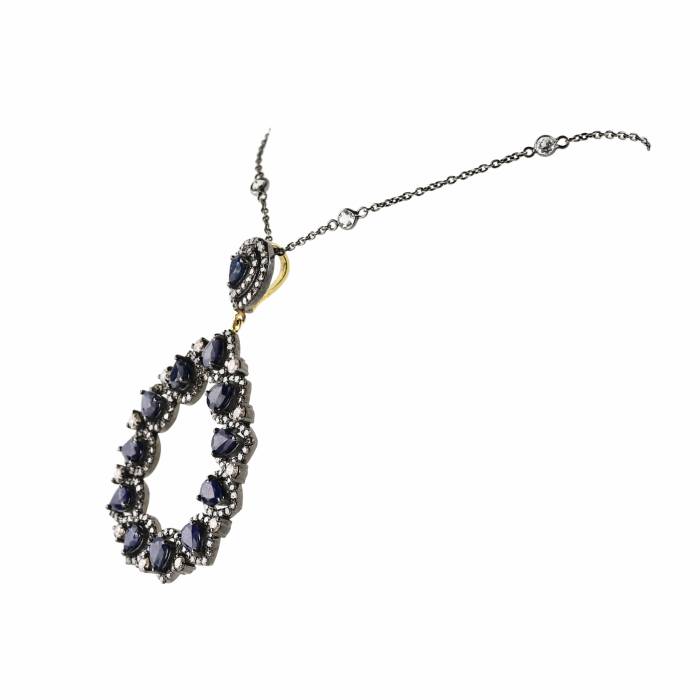 Ensemble de boucles d`oreilles, pendentif avec saphirs et diamants sur argent et or. 