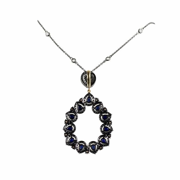 Ensemble de boucles d`oreilles, pendentif avec saphirs et diamants sur argent et or. 