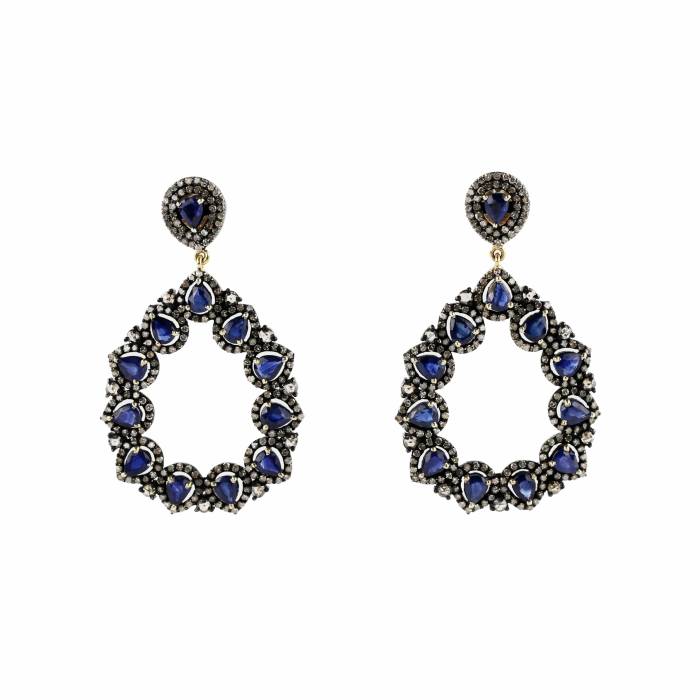 Ensemble de boucles d`oreilles, pendentif avec saphirs et diamants sur argent et or. 