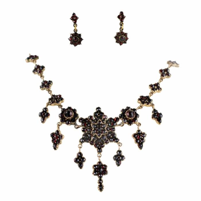 Necklace and pair of earrings with garnets. 