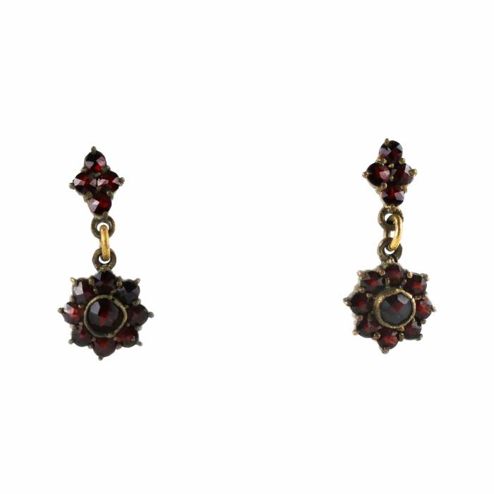 Necklace and pair of earrings with garnets. 