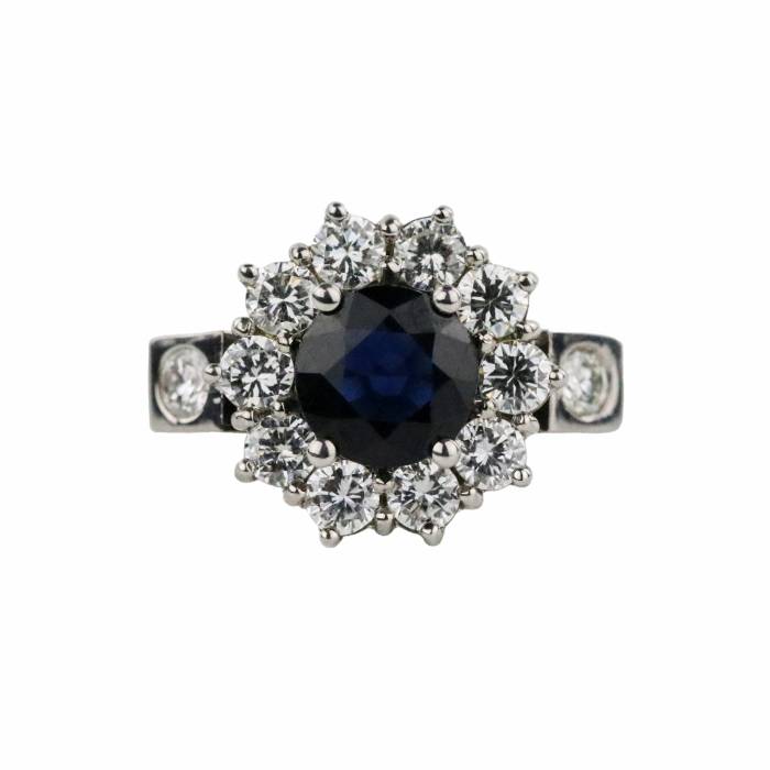 18k gold ring with diamonds and natural sapphire. 