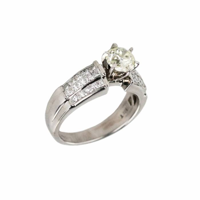 Bague en or blanc 18 carats avec diamants. 