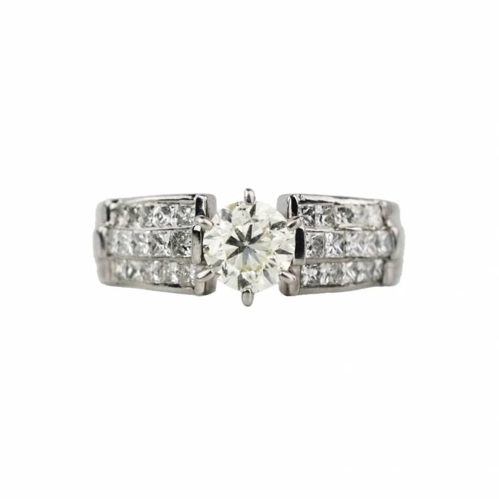 Bague en or blanc 18 carats avec diamants. 