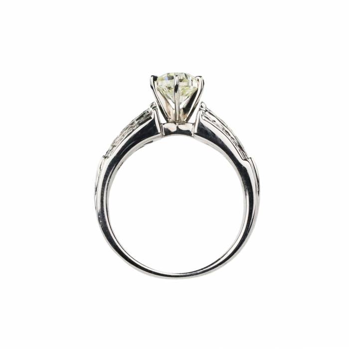 Bague en or blanc 18 carats avec diamants. 