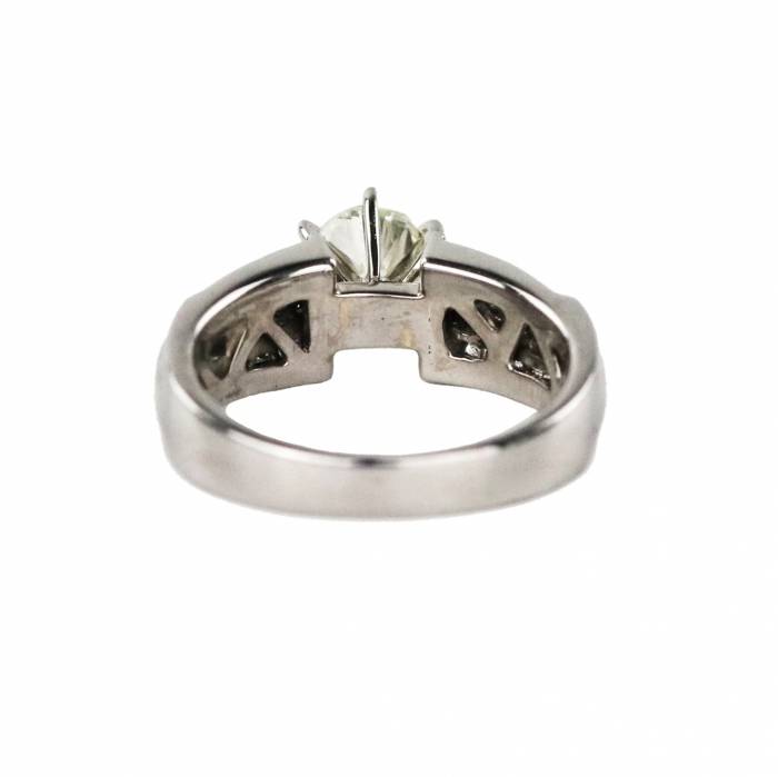 Bague en or blanc 18 carats avec diamants. 