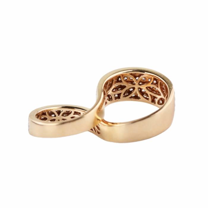 Модное кольцо розового золота на два пальца с бриллиантами.