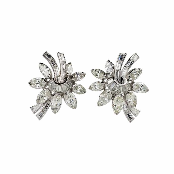 Boucles d`oreilles clip des annees 1950, or 18 carats avec diamants. 