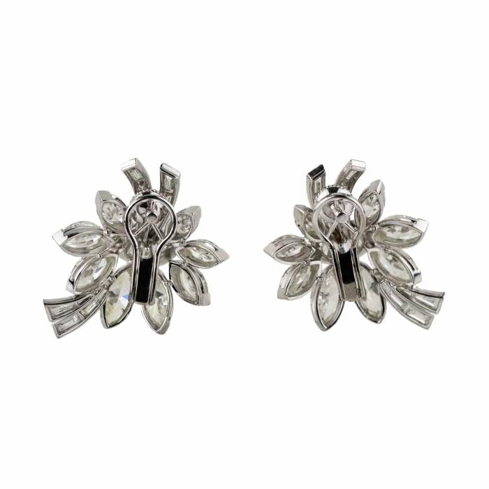 Boucles d`oreilles clip des annees 1950, or 18 carats avec diamants. 