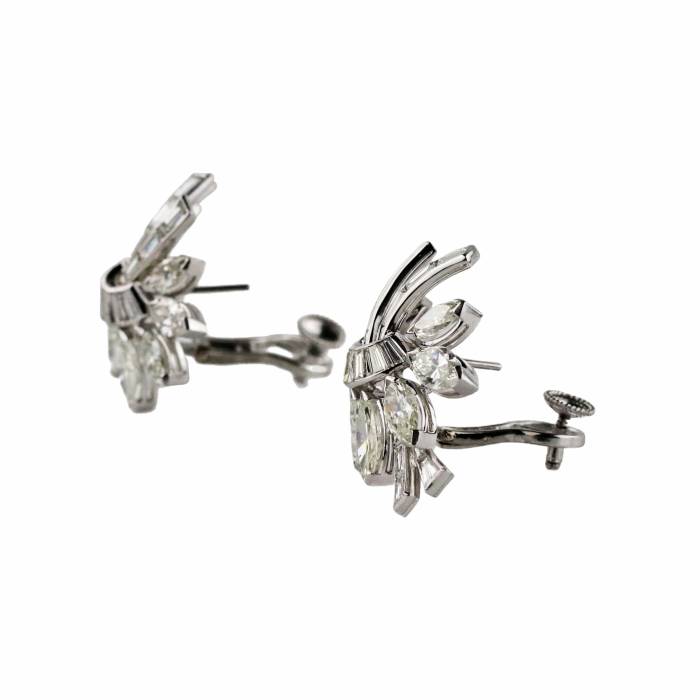 Boucles d`oreilles clip des annees 1950, or 18 carats avec diamants. 