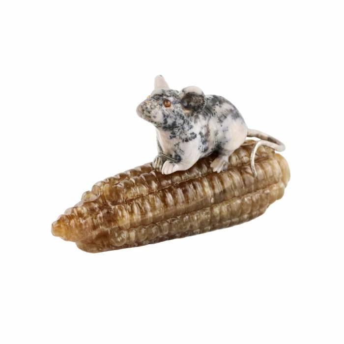 Камнерезная миниатюра Мышонок на кукурзке. 
