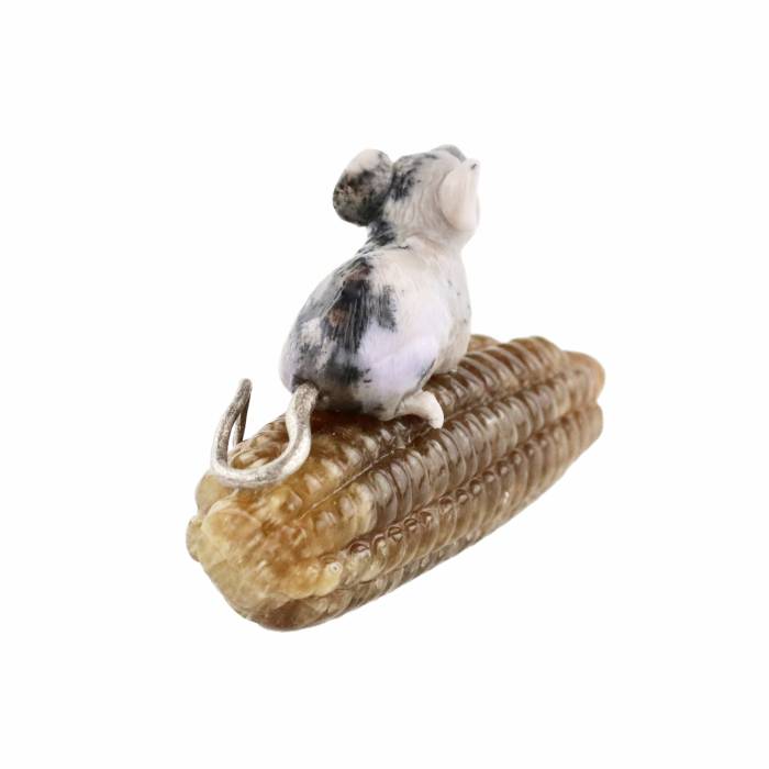 Камнерезная миниатюра Мышонок на кукурзке. 