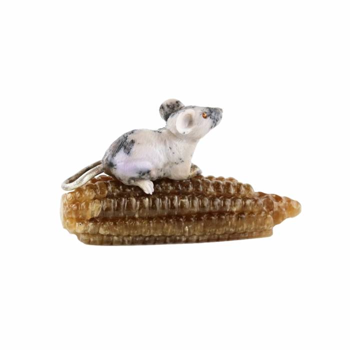 Stone-cutting miniature Mouse on a corn. 