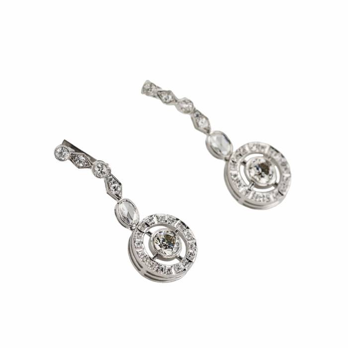 White gold 18 К earrings with diamonds. 