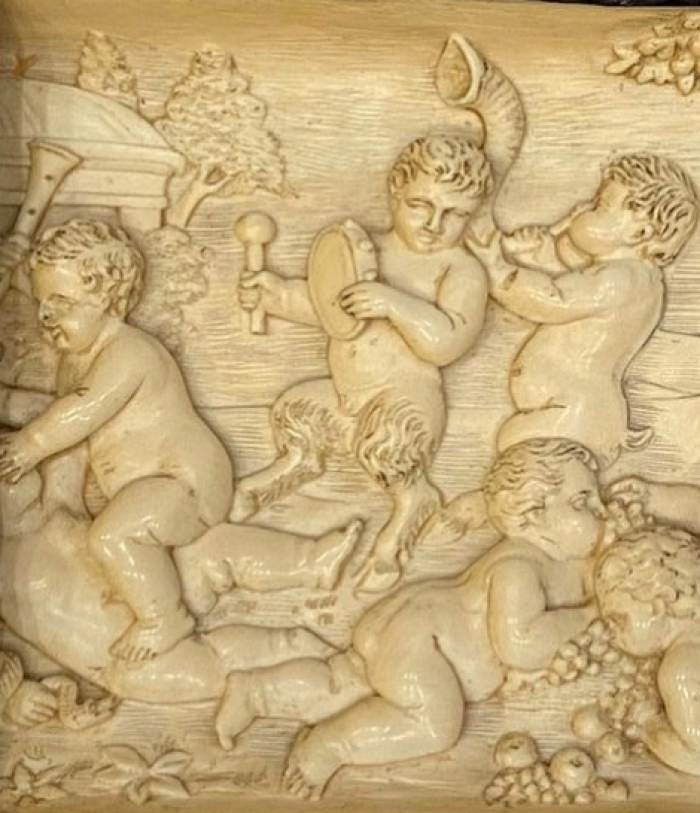 Izgrebts kaula panelis, kas attēlo Putti spēlējamu. Vācija 18. gadsimts 
