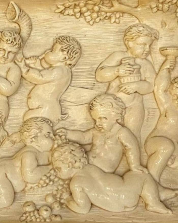 Izgrebts kaula panelis, kas attēlo Putti spēlējamu. Vācija 18. gadsimts 